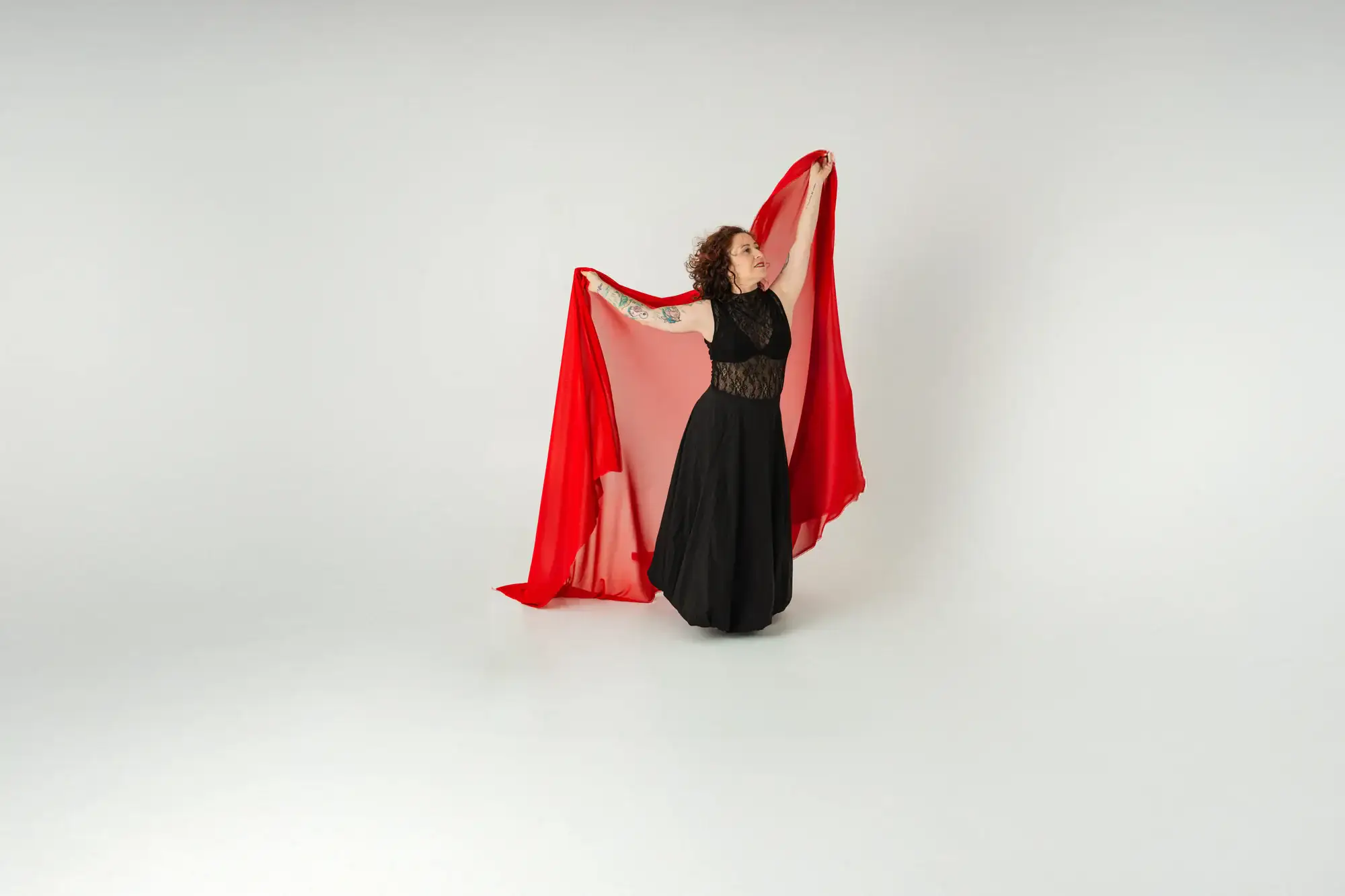 Marina Villanueva con tela roja